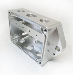 Perforación CNC personalizada que golpea el perfil de material de aluminio fundido a presión