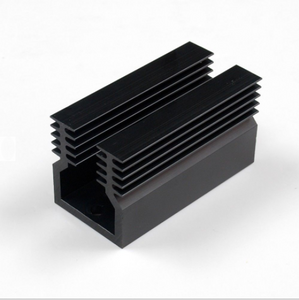 Protuberancia modificada para requisitos particulares perfil de aluminio negro de la precisión del surco del disipador de calor